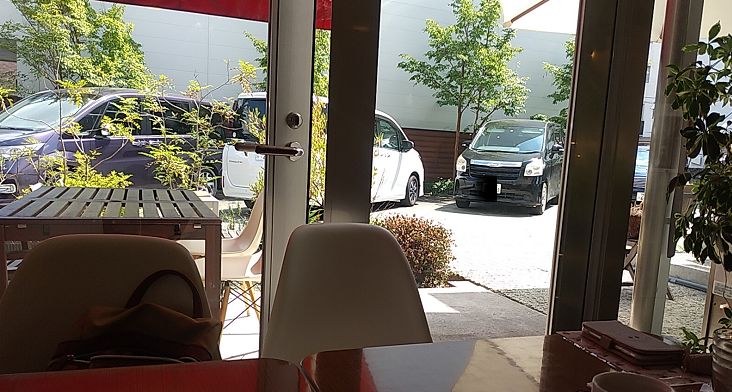 店内からテラス席を望む