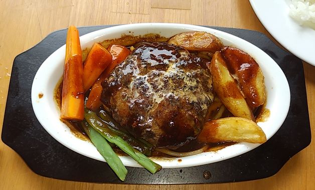 和牛入り煮込みハンバーグ