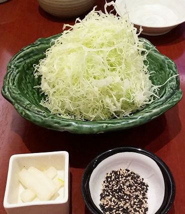 キャベツ、お新香、ゴマ