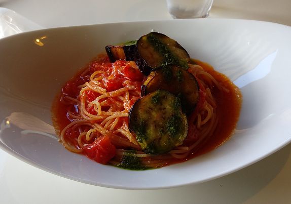 茄子とジェノベーゼソースのトマトパスタ