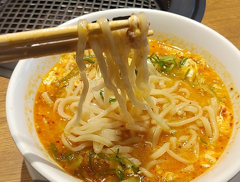 やみつきうま辛麺の麺