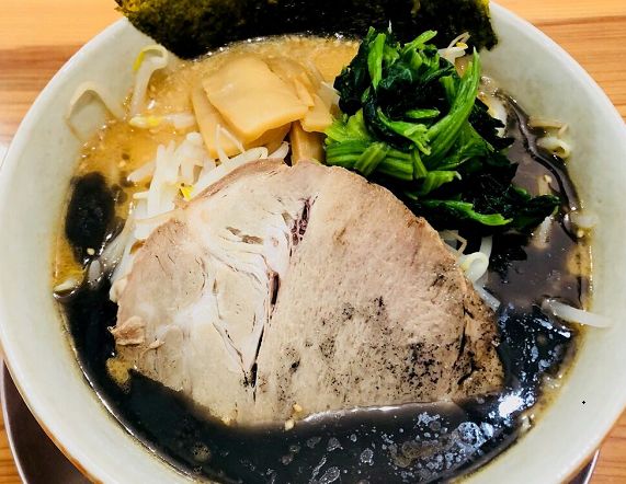 黒まるこくうまラーメン